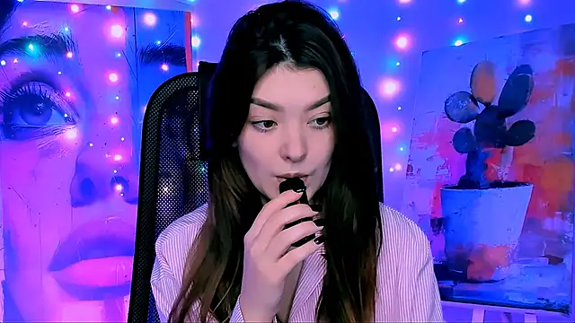 Snapshot of AnaSteisher chatting on 12.19.25 AnaSteisher online show from 12.19.25