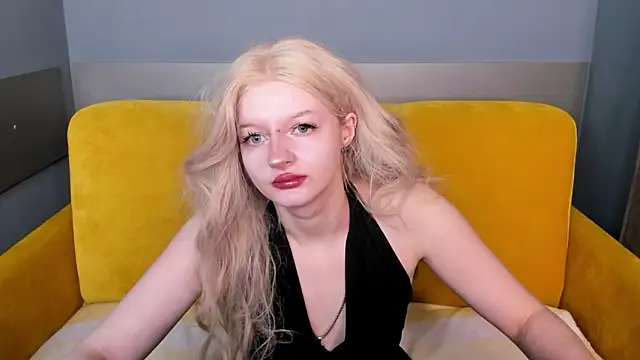 Snapshot of AlessaKiss chatting on 10.31.25 AlessaKiss online show from 10.31.25