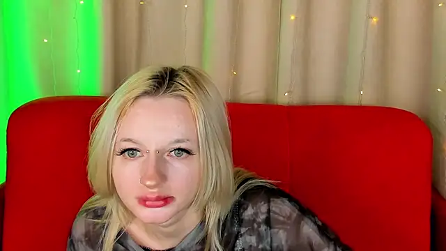 Snapshot of AlessaKiss chatting on 11.30.25 AlessaKiss online show from 11.30.25