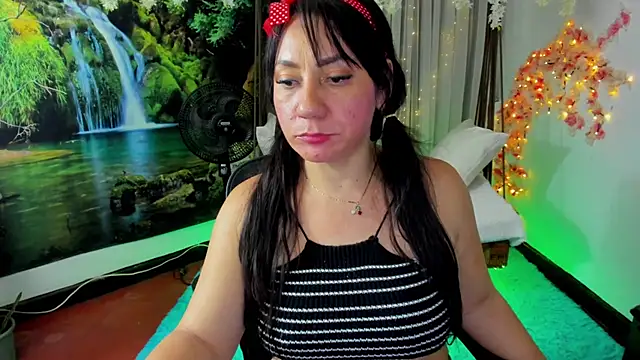 Snapshot of madys_hot chatting on 10.28.25 madys hot online show from 10.28.25