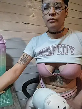 Snapshot of Natimiau chatting on 10.28.25 Natimiau online show from 10.28.25