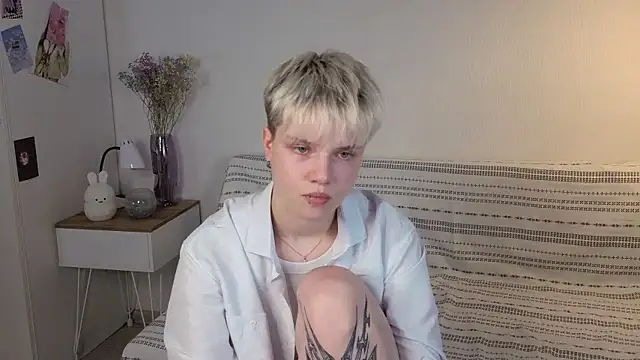 Snapshot of puffimini chatting on 10.17.25 puffimini online show from 10.17.25