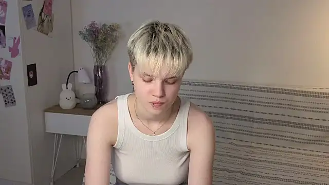 Snapshot of puffimini chatting on 10.22.25 puffimini online show from 10.22.25