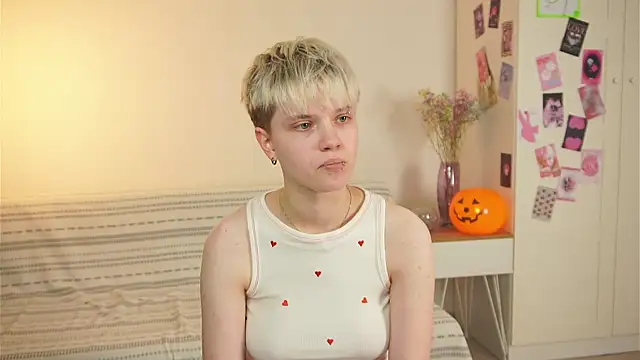 Snapshot of puffimini chatting on 10.28.25 puffimini online show from 10.28.25