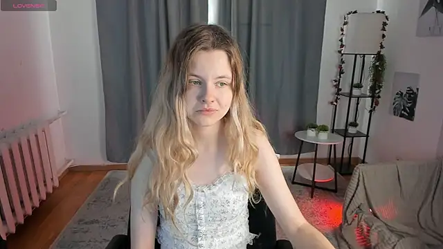 Snapshot of DreamSinder chatting on 11.16.25 DreamSinder online show from 11.16.25