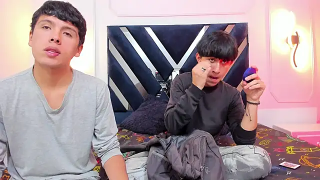 Snapshot of hoot_booys_ chatting on 11.17.25 hoot booys online show from 11.17.25