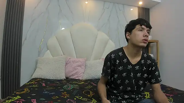 Snapshot of hoot_booys_ chatting on 11.28.25 hoot booys online show from 11.28.25