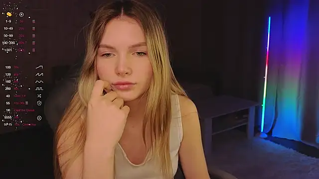 Snapshot of EvelynSin chatting on 11.30.25 EvelynSin online show from 11.30.25