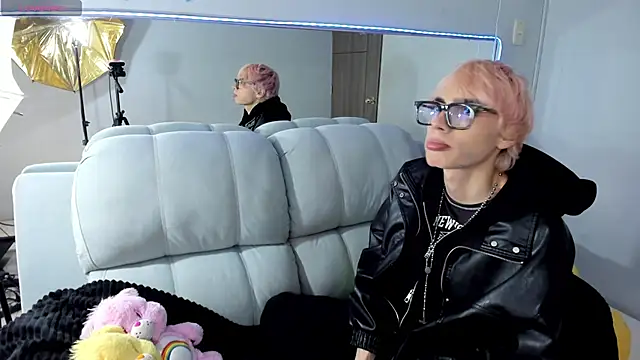 Snapshot of Strawberry_Kitty_ chatting on 10.28.25 Strawberry Kitty online show from 10.28.25