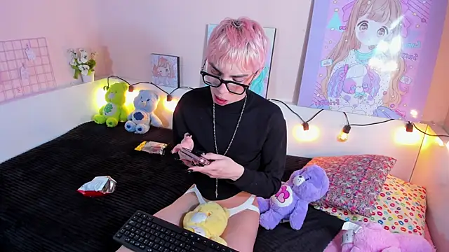 Snapshot of Strawberry_Kitty_ chatting on 11.15.25 Strawberry Kitty online show from 11.15.25