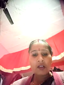 Snapshot of OliveGreen22 chatting on 11.26.25 OliveGreen22 online show from 11.26.25