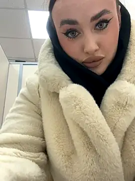 KiraSunshine online show from 11.18.25