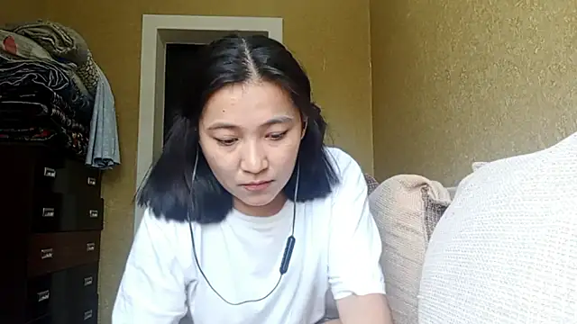 Snapshot of LinneaHyles chatting on 10.31.25 LinneaHyles online show from 10.31.25