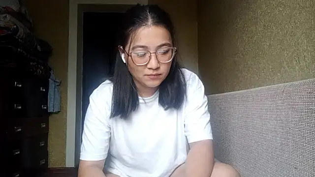 Snapshot of LinneaHyles chatting on 11.05.25 LinneaHyles online show from 11.05.25