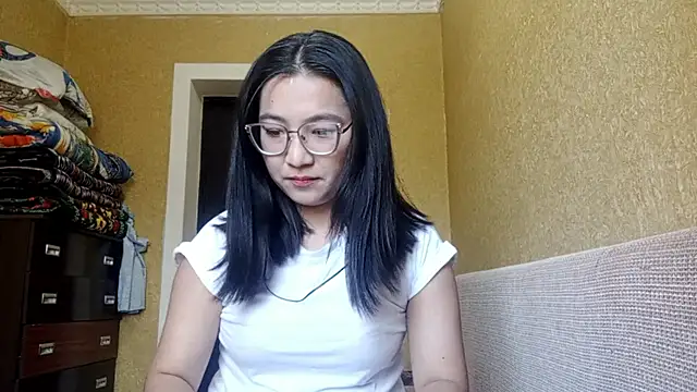 Snapshot of LinneaHyles chatting on 11.06.25 LinneaHyles online show from 11.06.25