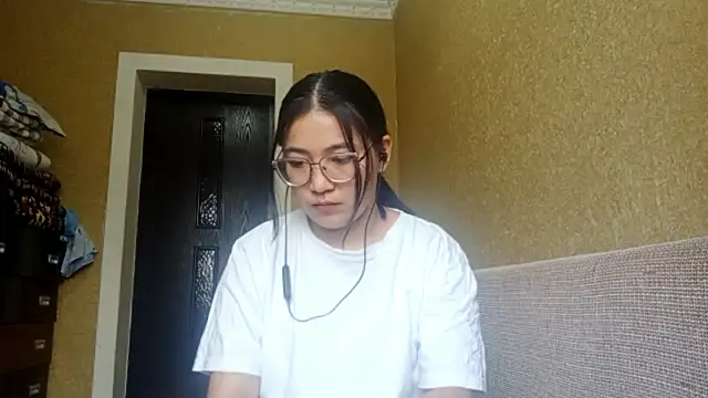 Snapshot of LinneaHyles chatting on 11.10.25 LinneaHyles online show from 11.10.25