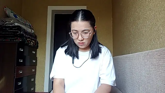 Snapshot of LinneaHyles chatting on 11.15.25 LinneaHyles online show from 11.15.25