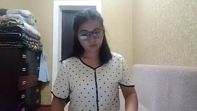 Snapshot of LinneaHyles chatting on 11.17.25 LinneaHyles online show from 11.17.25