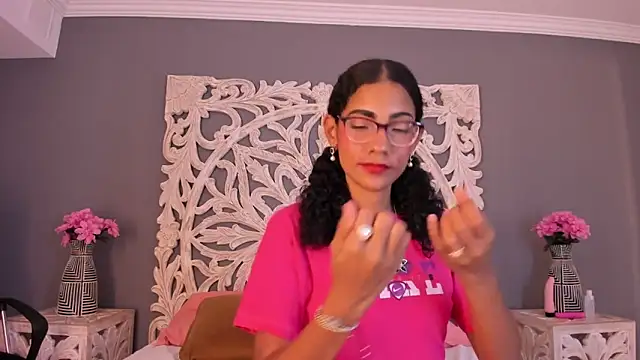 AuroraPinkk online show from 11.22.25