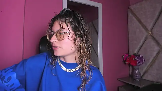 Snapshot of EmiliRouse_ chatting on 11.19.25 EmiliRouse online show from 11.19.25