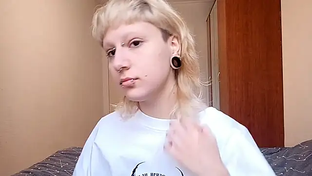 Snapshot of VetaBeghtol chatting on 10.31.25 VetaBeghtol online show from 10.31.25