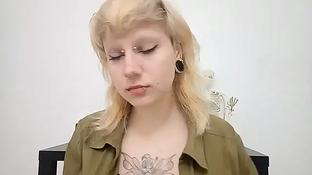 Snapshot of VetaBeghtol chatting on 12.05.25 VetaBeghtol online show from 12.05.25