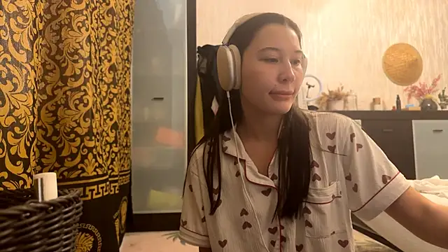 Snapshot of YourCoreanmiracle chatting on 11.13.25 YourCoreanmiracle online show from 11.13.25