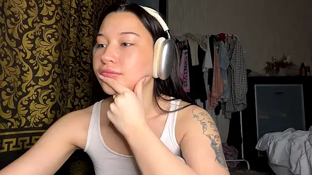 Snapshot of YourCoreanmiracle chatting on 11.18.25 YourCoreanmiracle online show from 11.18.25