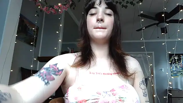 Snapshot of Trickylucy555 chatting on 06.18.26 Trickylucy555 online show from 06.18.26