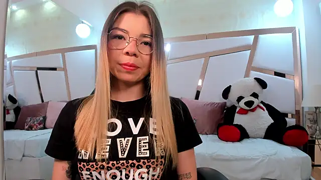 Snapshot of helen_shanon chatting on 11.21.25 helen shanon online show from 11.21.25