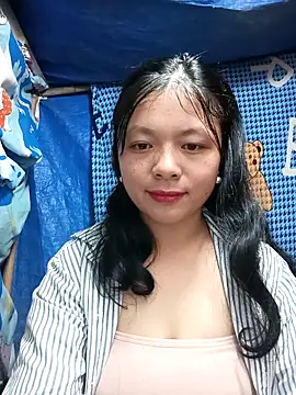 Snapshot of lisa-bae00 chatting on 11.30.25 lisa-bae00 online show from 11.30.25