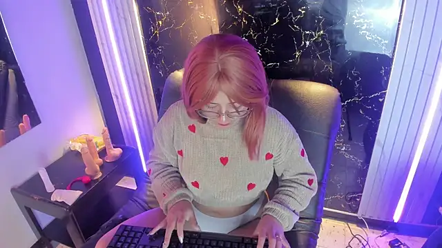 Snapshot of Juliexxxtasy chatting on 11.08.25 Juliexxxtasy online show from 11.08.25