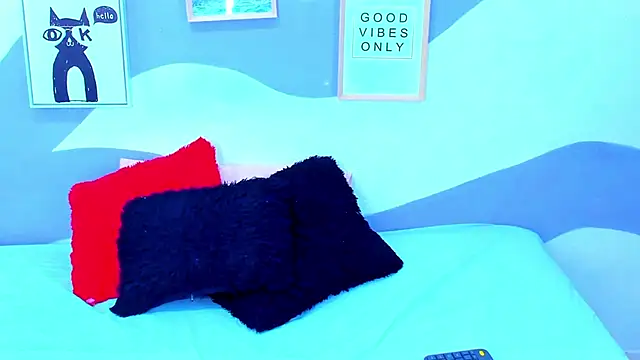 Snapshot of VIOLETA-28 chatting on 11.29.25 VIOLETA-28 online show from 11.29.25