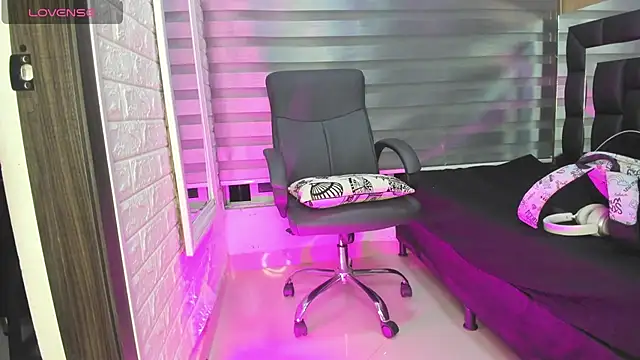 Snapshot of Sasha_Davila chatting on 11.28.25 Sasha Davila online show from 11.28.25