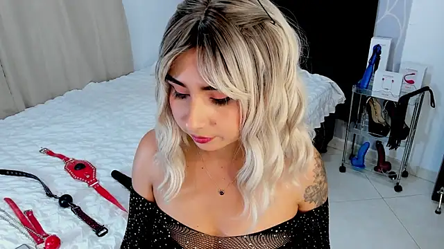 Emilyvalk  online show from 02.04.26