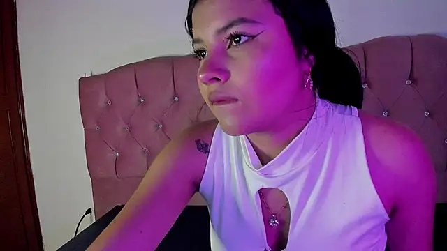 Snapshot of Sara_Moon_18 chatting on 10.23.25 Sara Moon 18 online show from 10.23.25