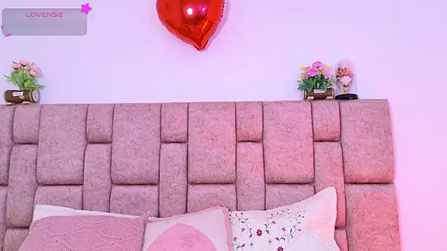 Snapshot of Karina_Wong chatting on 10.22.25 Karina Wong online show from 10.22.25