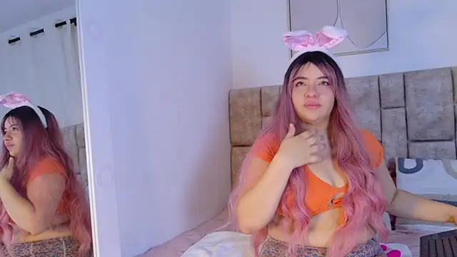 Snapshot of Karina_Wong chatting on 11.26.25 Karina Wong online show from 11.26.25