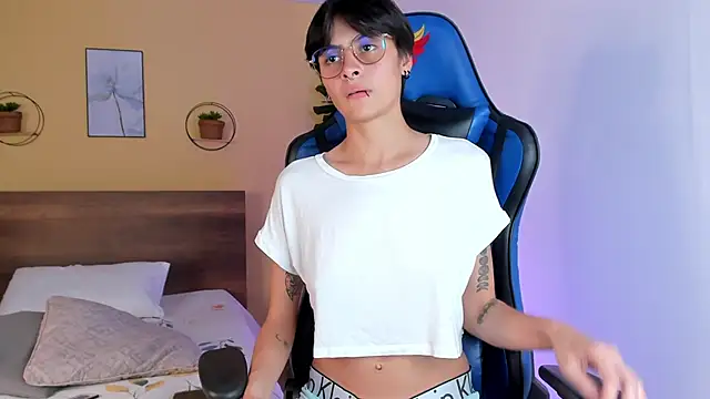 Snapshot of MartinnaGrecco chatting on 11.21.25 MartinnaGrecco online show from 11.21.25