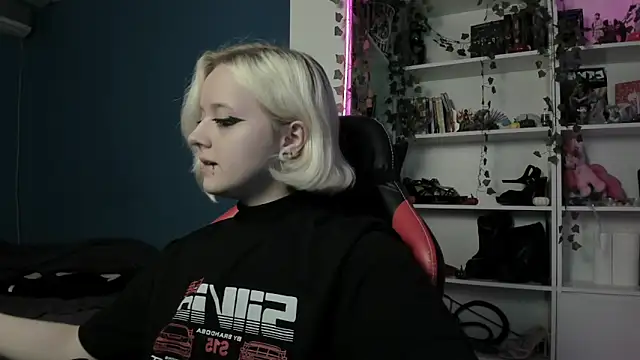 Holy Mistress S online show from 11.12.25