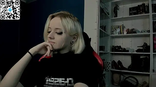 Holy Mistress S online show from 12.17.25