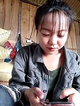 Quynhsumon online show from 02.17.26