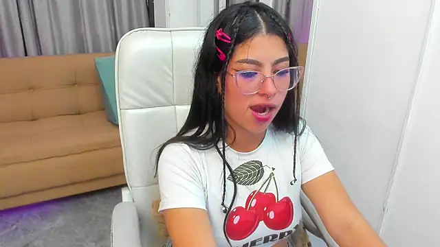 Snapshot of Claire_Aristizabal_ chatting on 12.02.25 Claire Aristizabal online show from 12.02.25