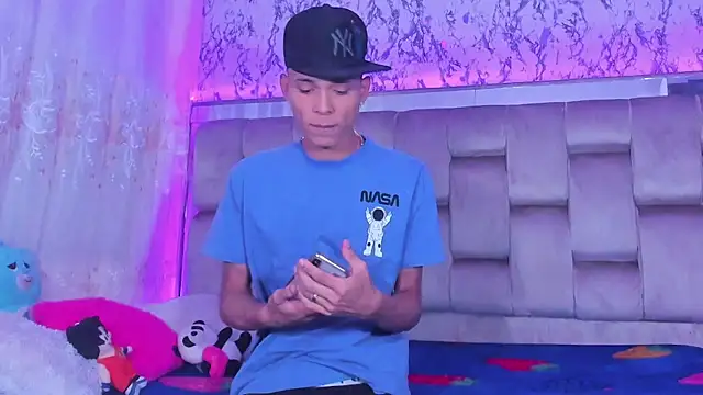 Snapshot of boyswantingplay chatting on 11.13.25 boyswantingplay online show from 11.13.25