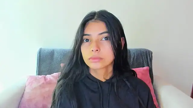 Snapshot of miadaviesx chatting on 11.16.25 miadaviesx online show from 11.16.25