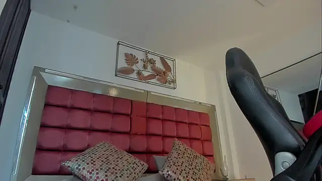 Snapshot of EmmaCarther chatting on 11.21.25 EmmaCarther online show from 11.21.25