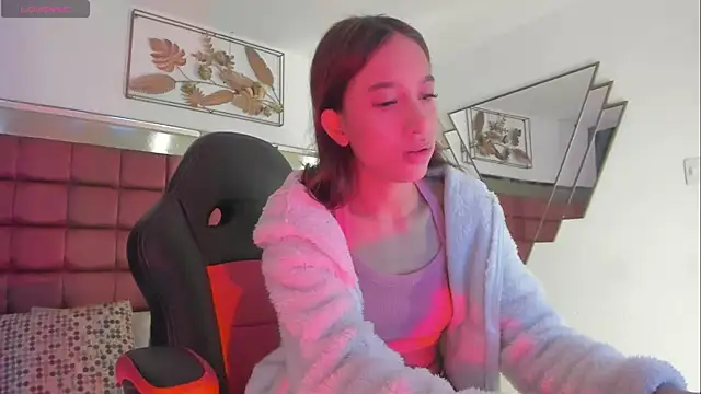 Snapshot of EmmaCarther chatting on 11.23.25 EmmaCarther online show from 11.23.25