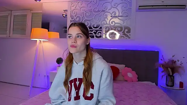 Snapshot of LuisaClover chatting on 12.01.25 LuisaClover online show from 12.01.25