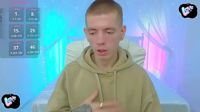 Snapshot of Cristian__Dior chatting on 10.24.25 Cristian Dior online show from 10.24.25