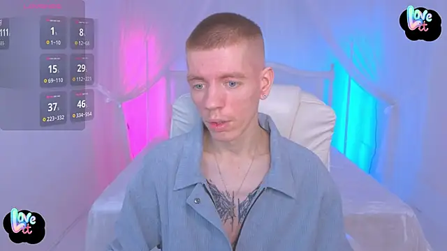 Snapshot of Cristian__Dior chatting on 11.22.25 Cristian Dior online show from 11.22.25